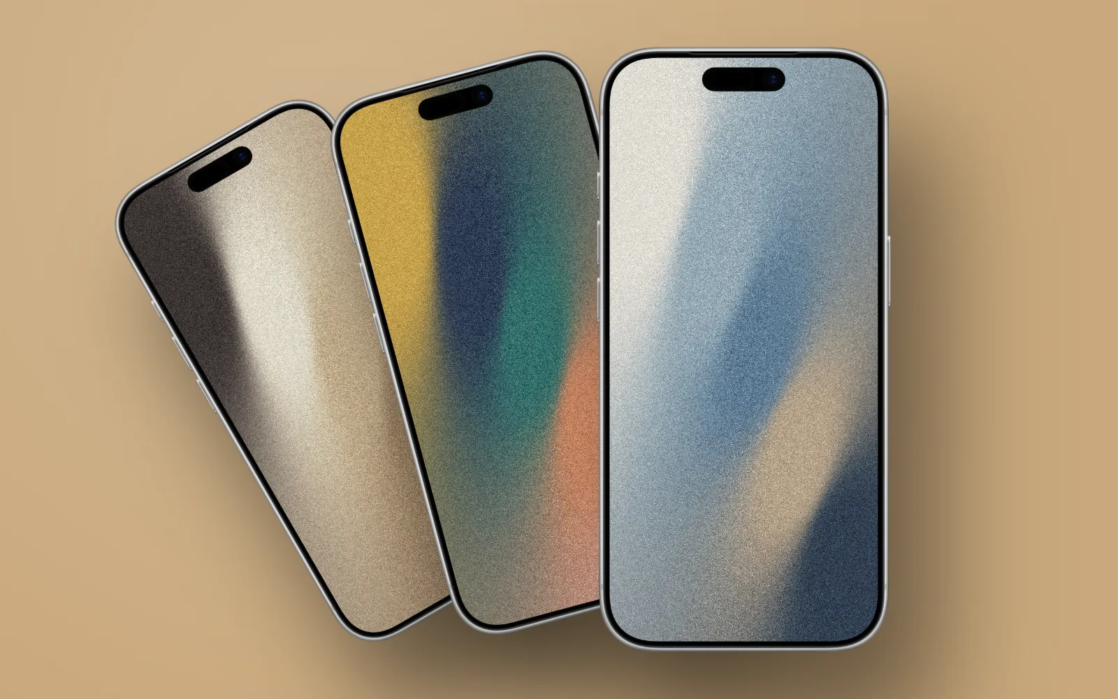 MockMock 匯出示例：三部斜置銀色 iPhone，顆粒漸變桌布，杏金背景